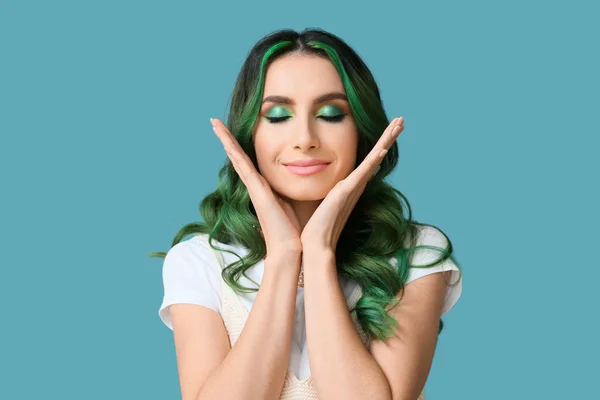 Mulher Bonita Com Cabelo Verde Incomum Fundo Cor — Fotografia de Stock