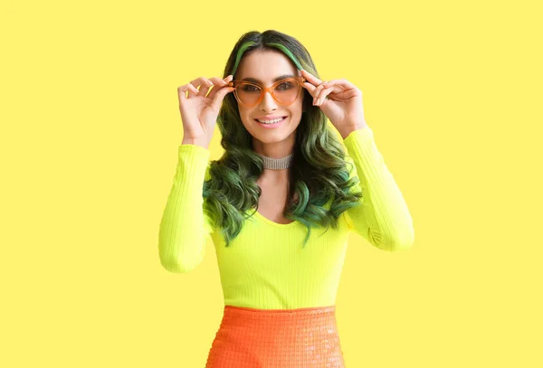 Mulher Bonita Com Cabelo Verde Incomum Fundo Cor — Fotografia de Stock