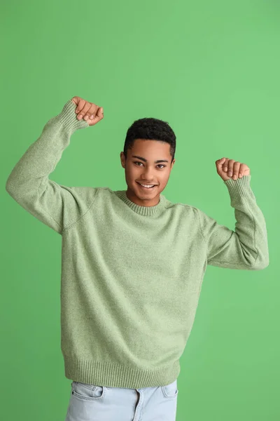 Chico Afroamericano Feliz Suéter Punto Sobre Fondo Color —  Fotos de Stock