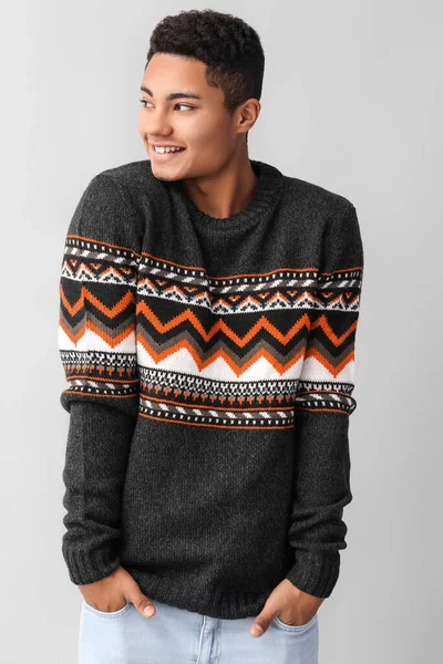 Schöner Afroamerikanischer Typ Strickpullover Auf Hellem Hintergrund — Stockfoto