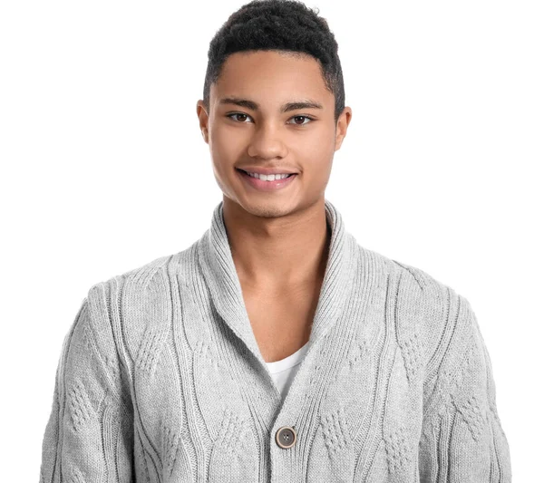 Beyaz arka planda örgü süveter giyen yakışıklı Afro-Amerikalı adam.