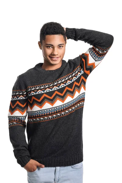 Beyaz arka planda örgü süveter giyen yakışıklı Afro-Amerikalı adam.
