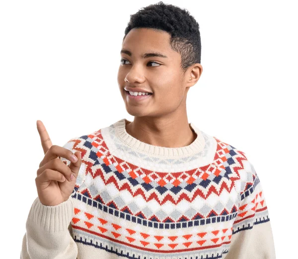 Przystojny Afroamerykanin Swetrze Wskazujący Coś Białym Tle — Zdjęcie stockowe
