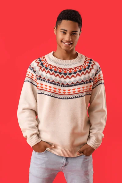 穿着红色背景针织毛衣的英俊的非裔美国人 — 图库照片
