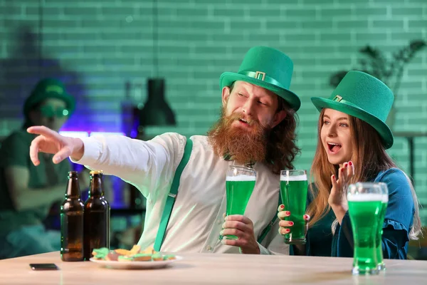 Jovem Casal Feliz Com Copos Cerveja Comemorando Dia São Patrício — Fotografia de Stock