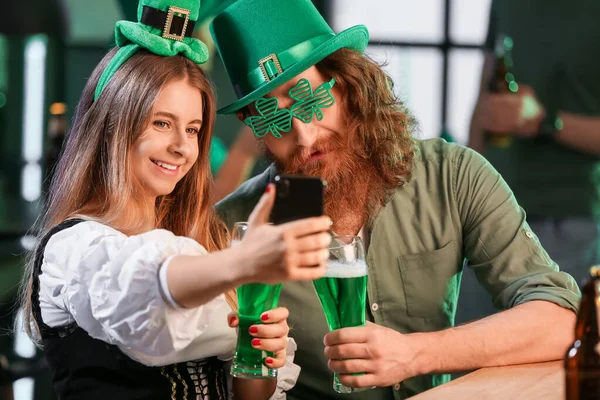 Pareja Joven Con Vasos Cerveza Tomando Selfie Pub Celebración Del — Foto de Stock