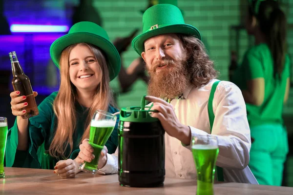 Barbudo Hombre Con Novia Vertiendo Cerveza Vaso Pub Día San — Foto de Stock