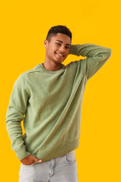 穿着黄色背景毛衣的英俊的非洲裔美国人 — 图库照片