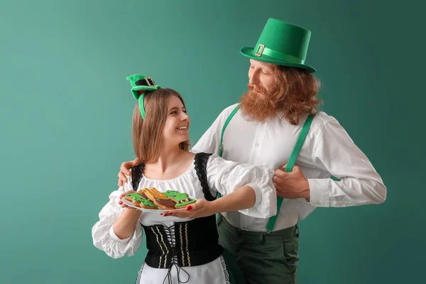 Jovem Casal Feliz Com Biscoitos Fundo Verde Celebração Dia São — Fotografia de Stock