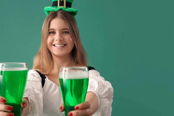 Gelukkige Jonge Vrouw Met Een Glas Bier Groene Achtergrond Patrick — Stockfoto