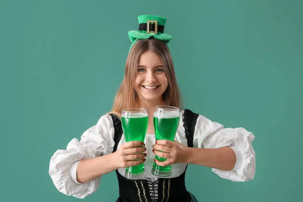 Szczęśliwa Młoda Kobieta Kieliszkami Piwa Zielonym Tle Święto Patryka — Zdjęcie stockowe
