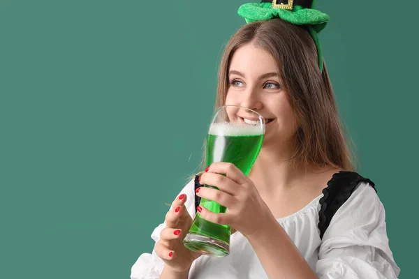 Jonge Vrouw Die Bier Drinkt Groene Achtergrond Patrick Day Viering — Stockfoto