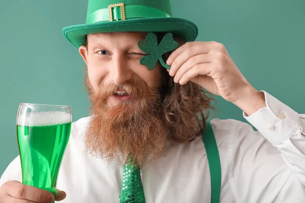 Hombre Barbudo Feliz Con Trébol Vaso Cerveza Sobre Fondo Verde —  Fotos de Stock