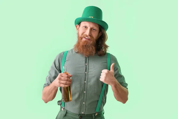 Homem Barbudo Feliz Com Garrafa Cerveja Mostrando Polegar Fundo Verde — Fotografia de Stock