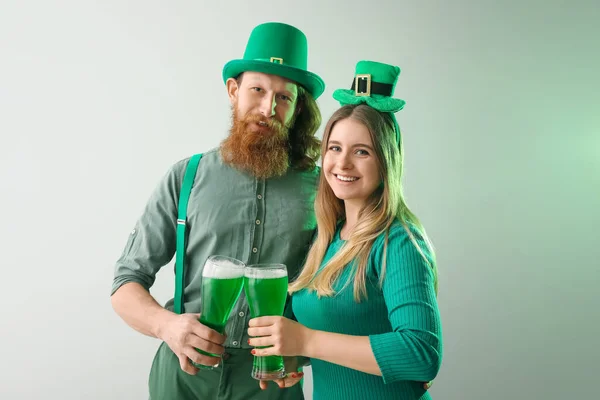 Jovem Casal Feliz Com Copos Cerveja Fundo Claro Celebração Dia — Fotografia de Stock