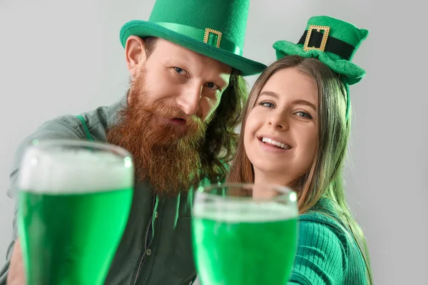 Feliz Pareja Joven Con Vasos Cerveza Sobre Fondo Claro Primer — Foto de Stock