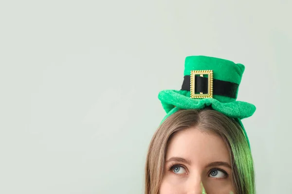 光の背景に緑の帽子をかぶった若い女性 クローズアップ 聖パトリックの日のお祝い — ストック写真