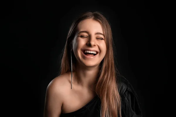 Portret Szczęśliwej Młodej Kobiety Biżuterią Czarnym Tle — Zdjęcie stockowe