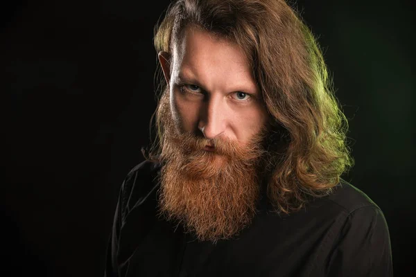 Портрет Молодого Бородатого Человека Черном Фоне — стоковое фото