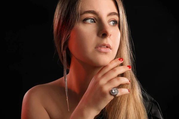 Portret Van Jonge Blonde Vrouw Met Sieraden Zwarte Achtergrond Close — Stockfoto