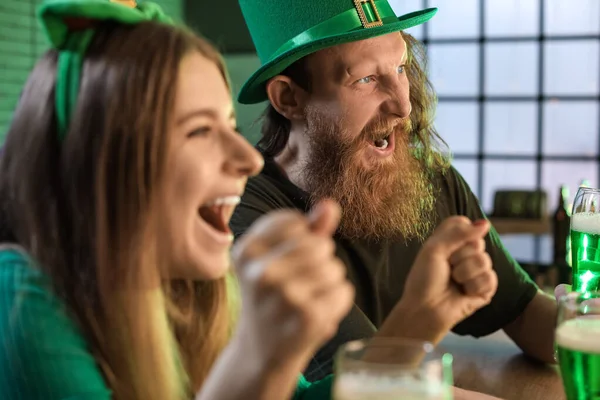 Emotionele Man Met Baard Die Voetbalwedstrijden Kijkt Pub Patrick Day — Stockfoto