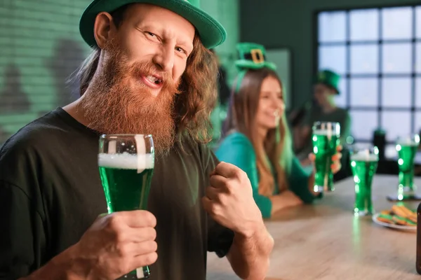 Junger Bärtiger Mann Mit Bier Feiert Patrick Day Kneipe — Stockfoto