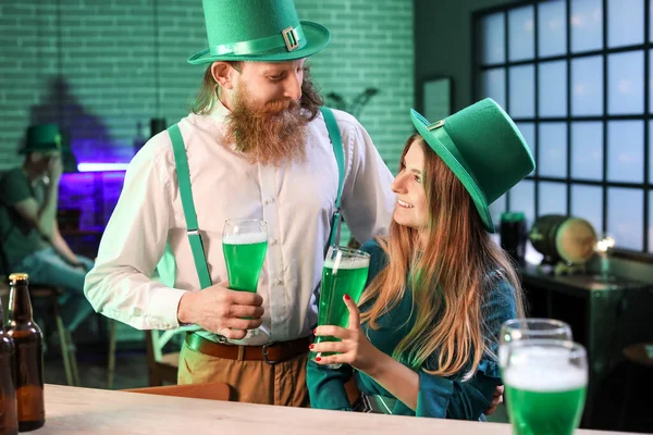 Joyeux Jeune Couple Avec Des Verres Bière Célébrant Saint Patrick — Photo