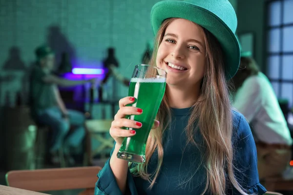 Gelukkige Jonge Vrouw Met Een Glas Bier Ter Ere Van — Stockfoto