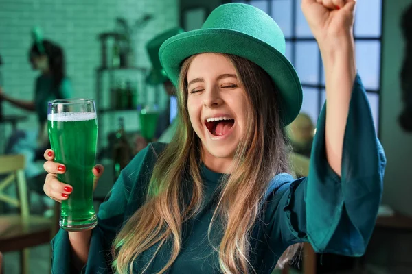 Ευτυχισμένη Νεαρή Γυναίκα Ένα Ποτήρι Μπύρα Γιορτάζει Την Ημέρα Του — Φωτογραφία Αρχείου