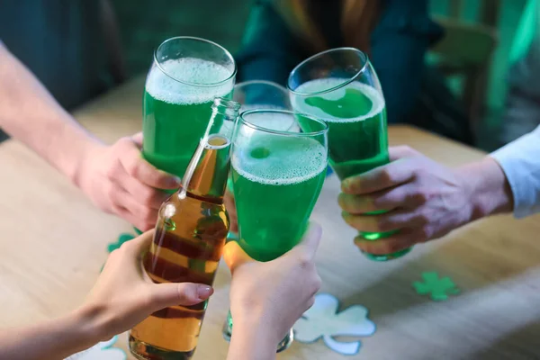 Amis Avec Des Verres Bière Célébrant Saint Patrick Pub Gros — Photo