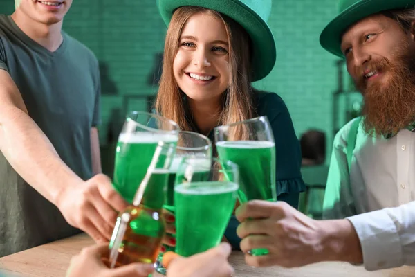 Gelukkige Vrienden Met Een Glas Bier Vieren Patrick Day Pub — Stockfoto