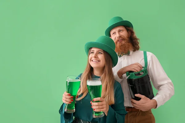 Jovem Casal Feliz Com Copos Cerveja Barril Fundo Verde Celebração — Fotografia de Stock