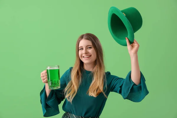 Jovem Feliz Com Chapéu Copo Cerveja Fundo Verde Celebração Dia — Fotografia de Stock