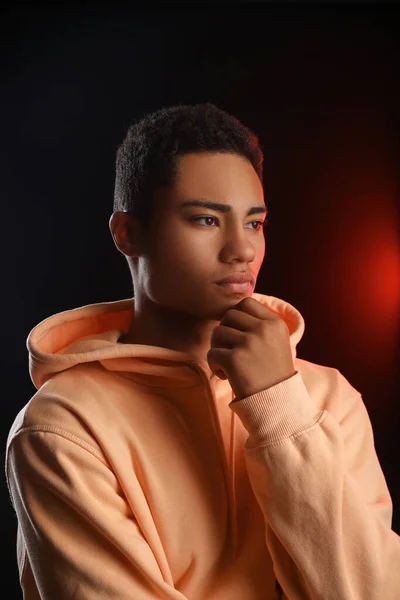 Nachdenklicher Afroamerikanischer Teenager Kapuzenpullover Auf Schwarzem Hintergrund — Stockfoto
