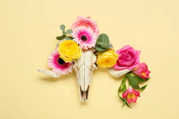 Crânio Ovelhas Com Flores Fundo Cor — Fotografia de Stock