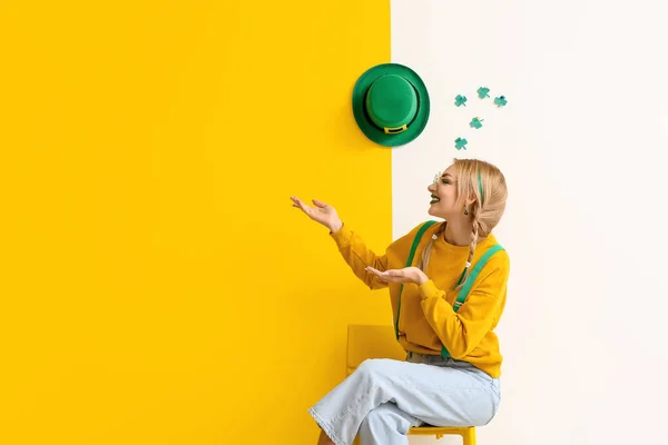 Mujer Joven Con Decoración Para Día San Patricio Sentada Silla —  Fotos de Stock