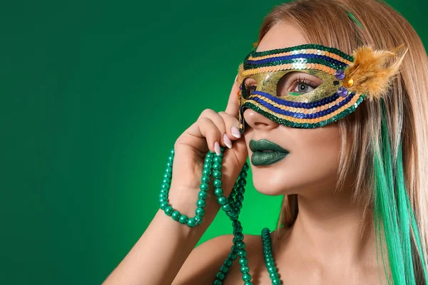 Hermosa Joven Con Máscara Carnaval Cuentas Para Día San Patricio —  Fotos de Stock