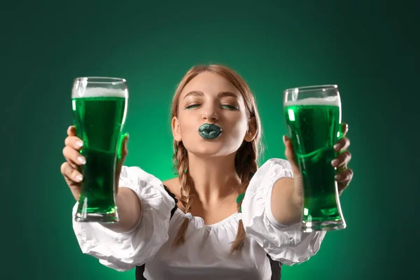 Bella Cameriera Irlandese Con Bicchieri Birra Che Soffia Bacio Sfondo — Foto Stock