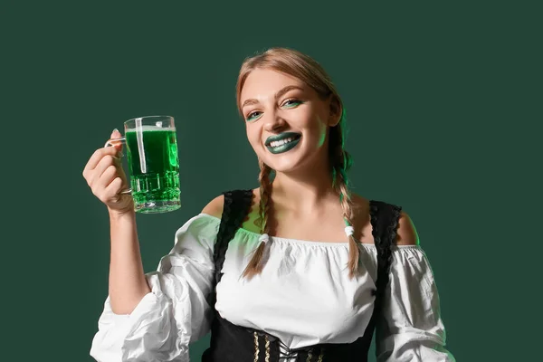 Mooie Ierse Serveerster Met Een Glas Bier Donkergroene Achtergrond Patrick — Stockfoto