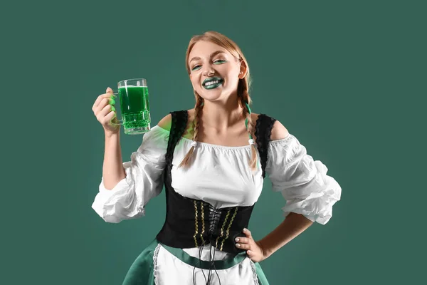 Mooie Ierse Serveerster Met Een Glas Bier Groene Achtergrond Patrick — Stockfoto