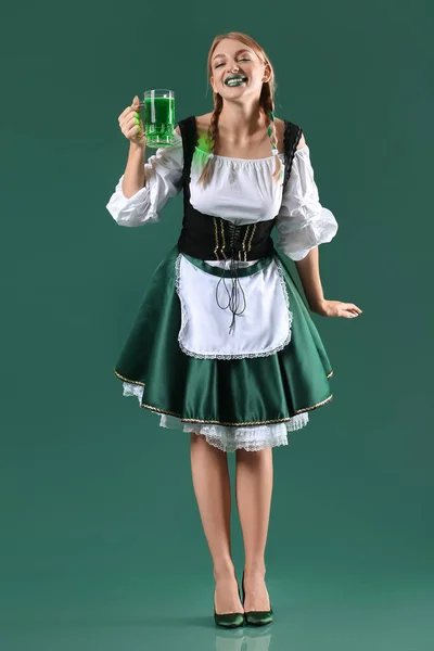 Hermosa Camarera Irlandesa Con Vaso Cerveza Sobre Fondo Verde Celebración —  Fotos de Stock