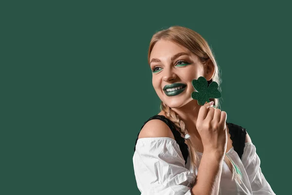 Hermosa Camarera Irlandesa Con Trébol Sobre Fondo Verde Celebración Del — Foto de Stock