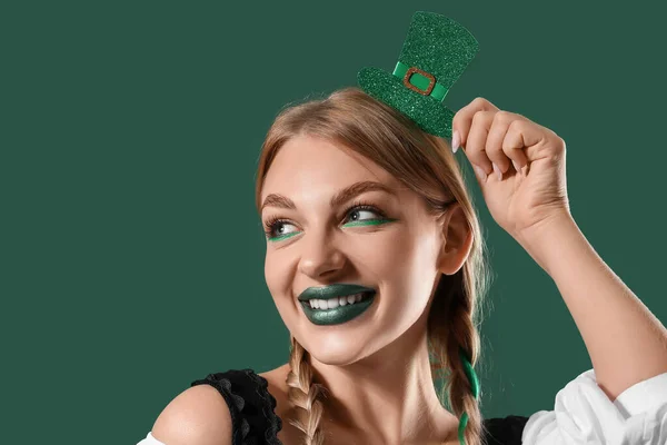 Hermosa Camarera Irlandesa Con Sombrero Sobre Fondo Verde Primer Plano —  Fotos de Stock