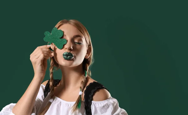Hermosa Camarera Irlandesa Con Trébol Soplando Beso Sobre Fondo Verde —  Fotos de Stock