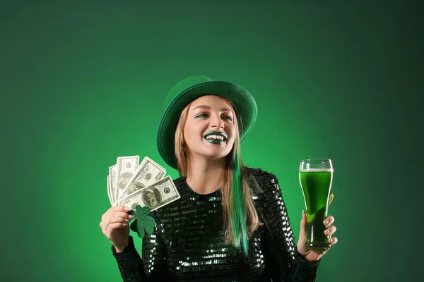 Hermosa Mujer Con Billetes Dólar Vaso Cerveza Sobre Fondo Verde — Foto de Stock