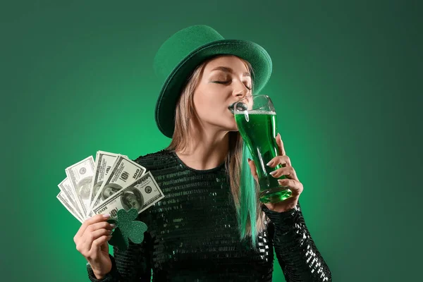Hermosa Mujer Con Billetes Dólar Bebiendo Cerveza Sobre Fondo Verde — Foto de Stock