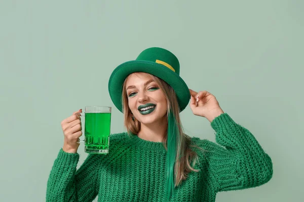 Mulher Bonita Chapéu Com Copo Cerveja Fundo Verde Celebração Dia — Fotografia de Stock