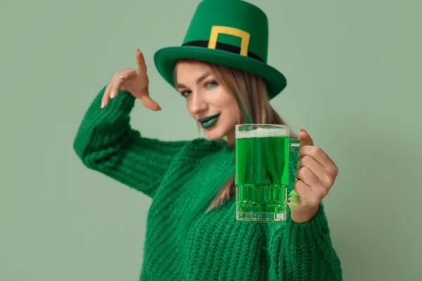 Belle Femme Chapeau Avec Verre Bière Sur Fond Vert Gros — Photo