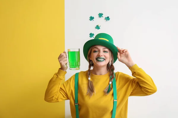 Mujer Joven Con Vaso Cerveza Decoración Para Día San Patricio —  Fotos de Stock