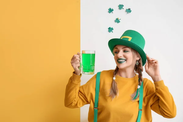Jonge Vrouw Met Glas Bier Decor Voor Patrick Day Kleur — Stockfoto